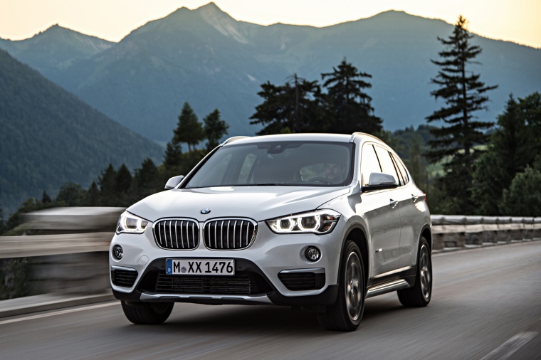 Driving 2019 BMW X1 xDrive28i in Alpine White from a front left view